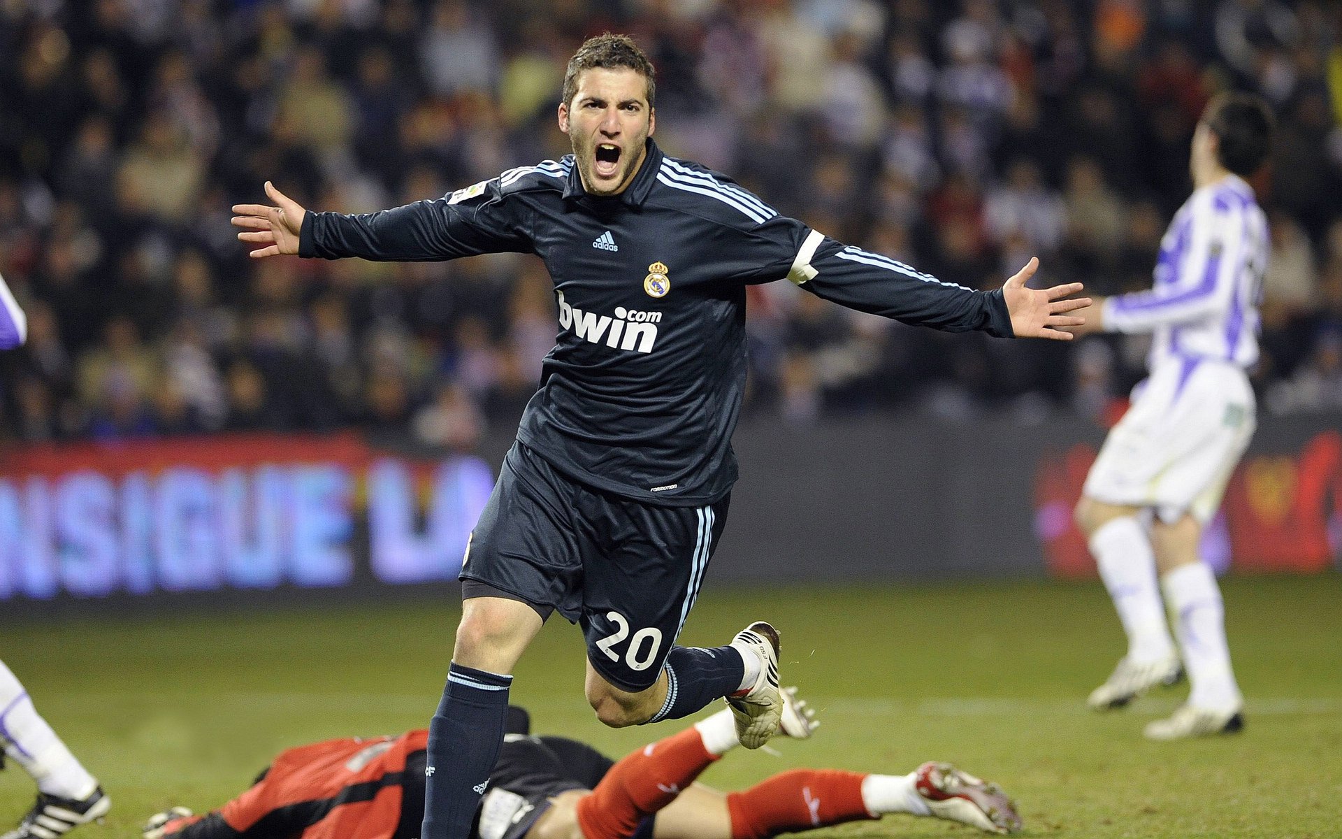 英超强力碰撞，精彩进球和门神扑救交替上演，2021英超门将扑救成功率